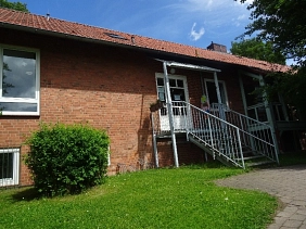 Gartenseite mit Eingang.jpg
