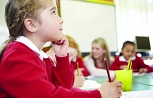 Eine Klasse mit lernenden Kindern ist zu sehen.